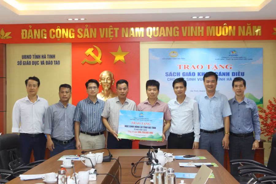 Đại diện Công ty Cổ phần Đầu tư Xuất bản – Thiết bị Giáo dục Việt Nam trao tặng hơn 30.000 bản sách, đồ dùng học tập... cho ngành Giáo dục Hà Tĩnh.