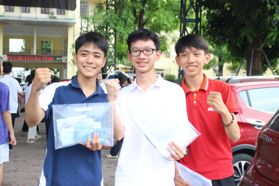Các thí sinh phấn khởi hoàn thành bài thi. img-6549.jpg