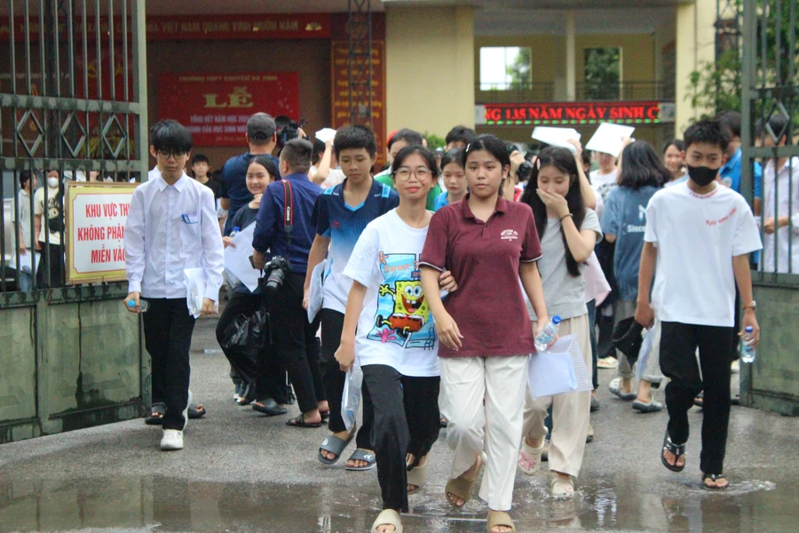 Thí sinh kết thúc thi môn Ngữ văn và Toán vào lớp 10 Trường THPT chuyên Hà Tĩnh.