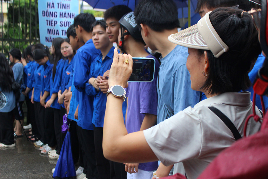 Phụ huynh hồi hộp chờ thí sinh bên ngoài điểm thi. img-6512.jpg