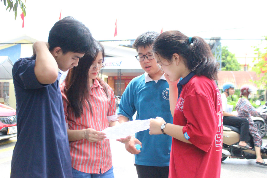 Nhiều giáo viên đến hội đồng thi động viên và kiểm tra kết quả các bài thi cùng học sinh. img-6553.jpg