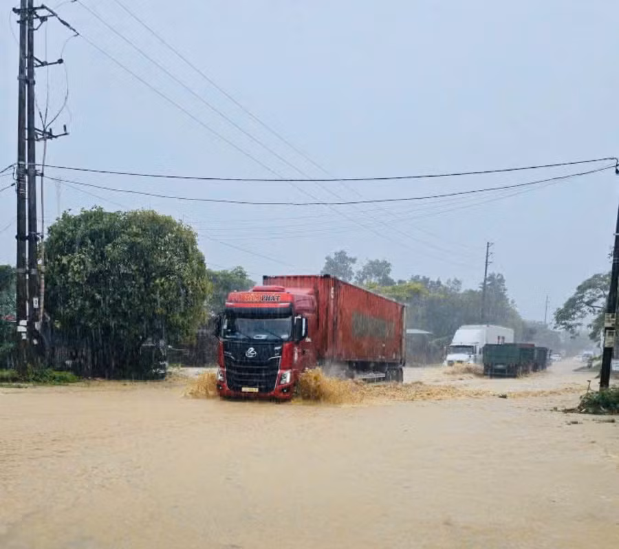 Mưa lớn gây ngập lụt tại các tuyến đường xã Hương Khê (Hà Tĩnh).