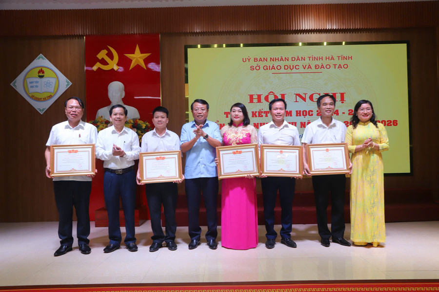 The school collectives received the Emulation Flag of the Provincial People's Committee, the title of Excellent Laborer and the Certificate of Merit of the Chairman of the Provincial People's Committee. z6954477827319-e7964963ec3bc840f9831d5e0aed4325.jpg