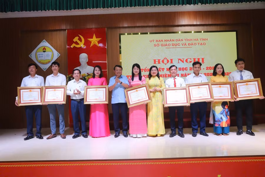 Các cán bộ, giáo viên đón nhận Bằng khen của Thủ tướng Chính phủ.