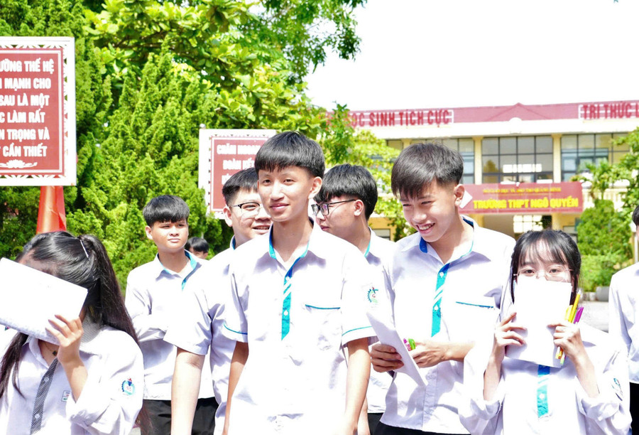 Thí sinh Quảng Bình rời khỏi điểm thi sau khi kết thúc môn thi thứ 2. z6744538088000-e53ee9b18b70ee49cb41107115bd16e6.jpg