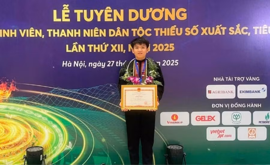 Hồ Văn Kiên (dân tộc Chứt, Hà Tĩnh) tại Lễ tuyên dương học sinh, sinh viên, thanh niên dân tộc thiểu số xuất sắc, tiêu biểu 2025.