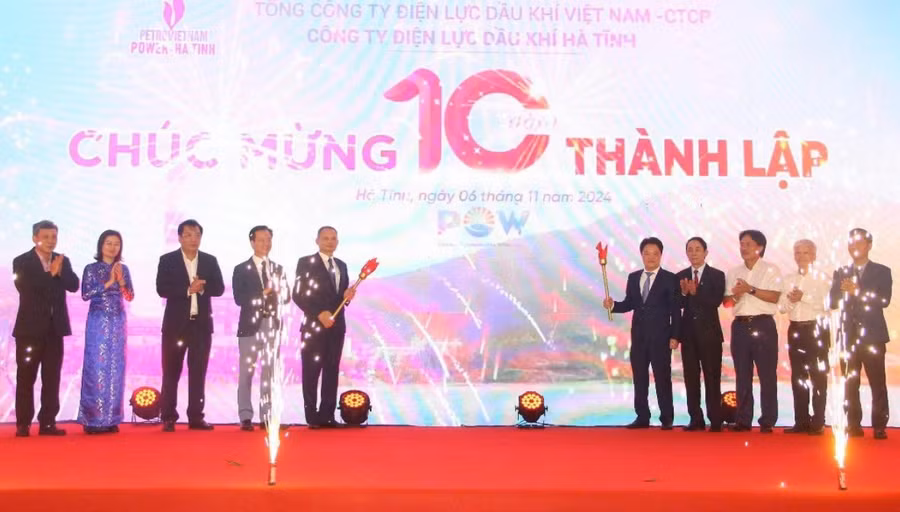 Các đại biểu thực hiện nghi thức lễ kỷ niệm 10 năm thành lập Công ty Điện lực Dầu khí Hà Tĩnh.