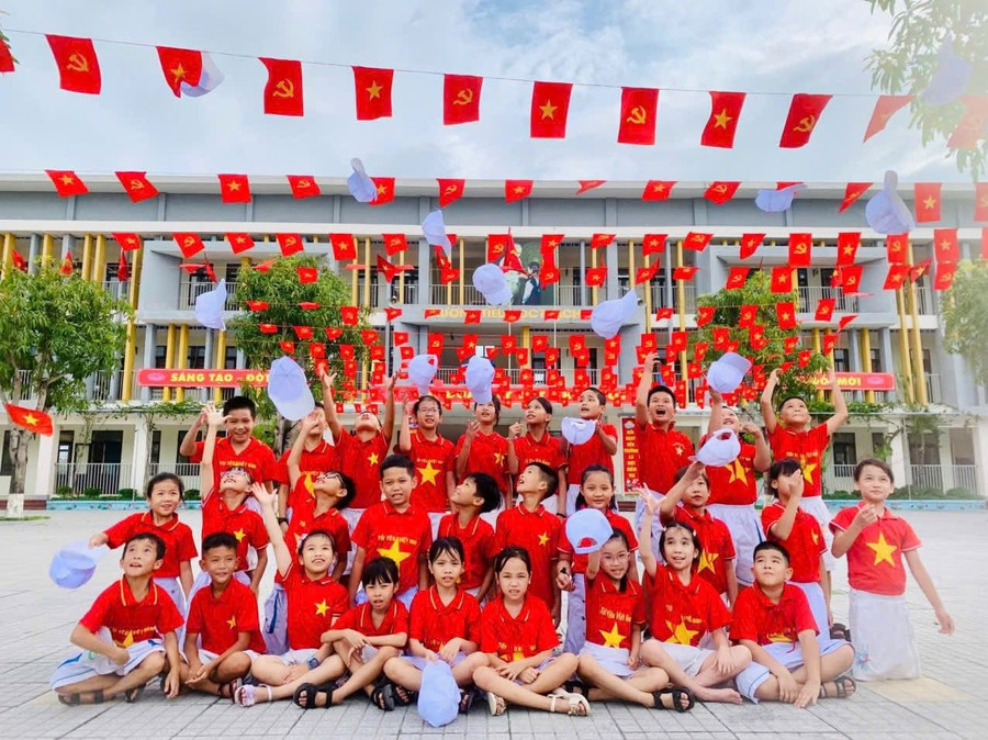 Học sinh Trường Tiểu học Thạch Quý (phường Thành Sen, Hà Tĩnh) háo hức đón chờ ngày khai giảng.