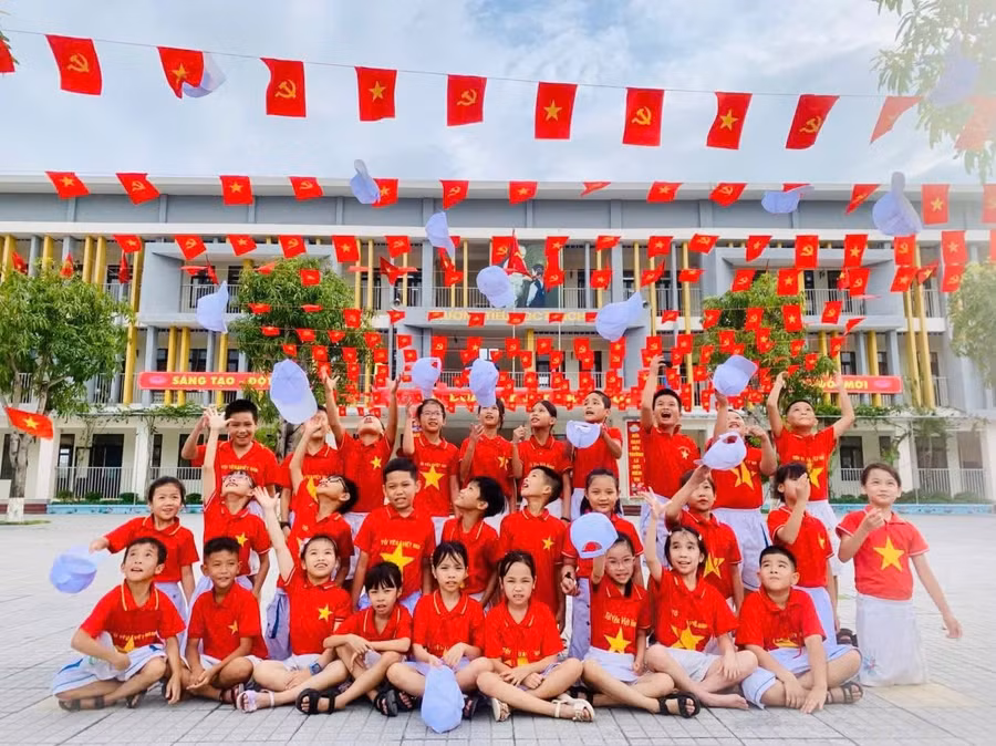 Học sinh Trường Tiểu học Thạch Quý (phường Thành Sen, Hà Tĩnh) háo hức đón chờ ngày khai giảng.