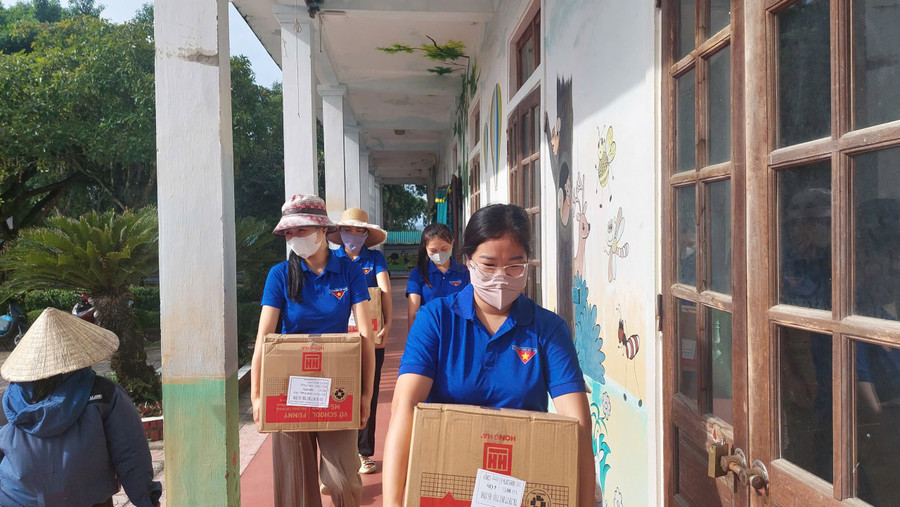 Tình nguyện viên vận chuyển sách vở đồ dùng học tập tại các trường học xã Đức Thọ. img-8102.jpg