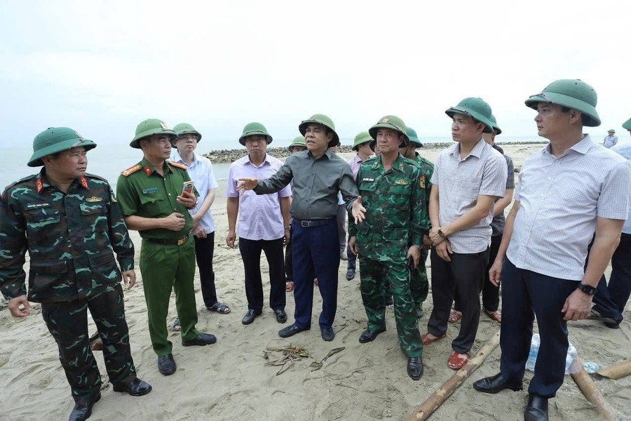 Chủ tịch UBND tỉnh Võ Trọng Hải kiểm tra các vùng xung yếu trên địa bàn xã Đan Hải. img-8147.jpg