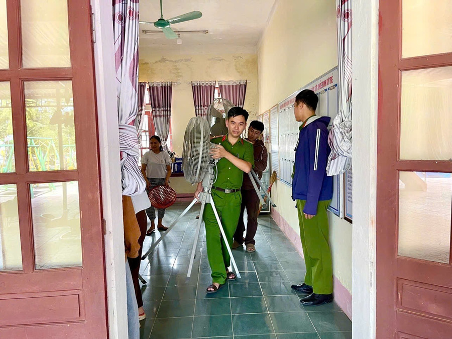 Lực lượng chức năng hỗ trợ người dân di dời đồ đạc phòng chống bão Kajiki.
