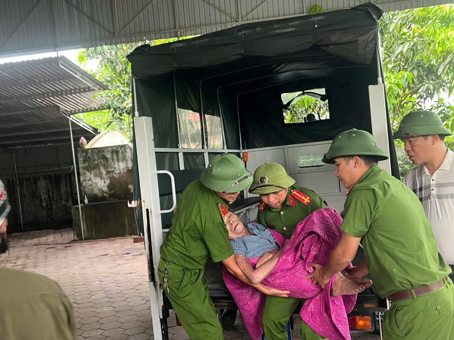 Công an xã Tiên Điền sơ tán bệnh nhân có nhà ở không an toàn đến trạm y tế xã. img-8146.jpg