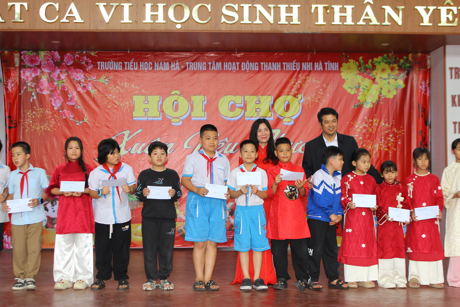 Tại hội chợ, BGH nhà trường cùng các nhà hảo tâm đã trao tặng 47 suất quà cho học sinh khó khăn.