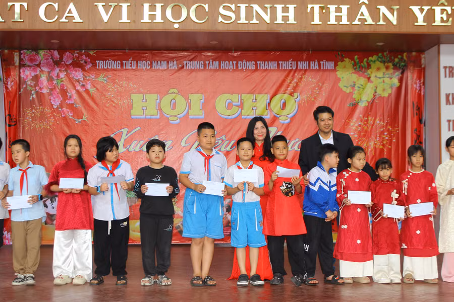 Tại hội chợ, BGH nhà trường cùng các nhà hảo tâm đã trao tặng 47 suất quà cho học sinh khó khăn.