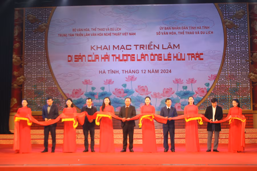 Đại biểu cắt băng Lễ khai mạc Triển lãm "Di sản của Hải Thượng Lãn Ông Lê Hữu Trác".