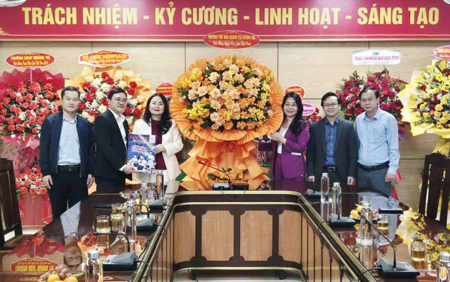 Phóng viên Báo GD&TĐ khu vực Bắc Trung Bộ tặng hoa chúc mừng ngành GD&ĐT Quảng Trị nhân Ngày Nhà giáo Việt Nam 20/11.