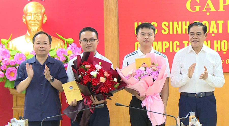 Bí thư Tỉnh ủy Nguyễn Duy Lâm và Chủ tịch UBND tỉnh Võ Trọng Hải chúc mừng thành tích xuất sắc của chủ nhân 2 HCV Olympic Toán quốc tế 2025. z6872910681261-6710ac462f88ec702cc48cb018d98f5f.jpg