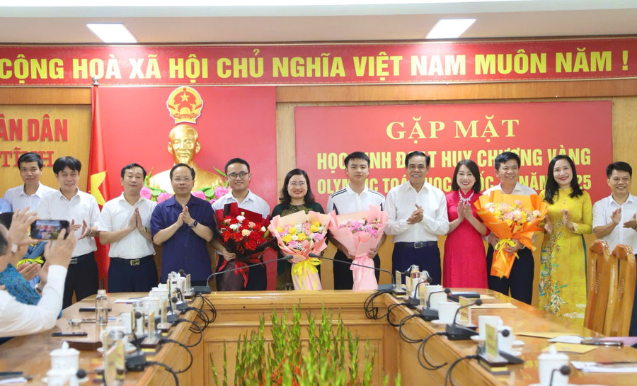 Lãnh đạo tỉnh Hà Tĩnh tặng hoa chúc mừng Sở GD&ĐT và cán bộ, giáo viên Trường THPT chuyên Hà Tĩnh. z6872946588375-c127bbb63f1ef4d2f182abe848b4f9ec.jpg