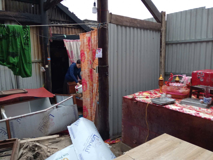 Ngôi nhà bà Cao Thị Thanh (SN1938, vợ liệt sĩ) bị thiệt hại nặng. z6700045626865-c7a5b2de34aa0eaec239a0e67dc26a1a.jpg