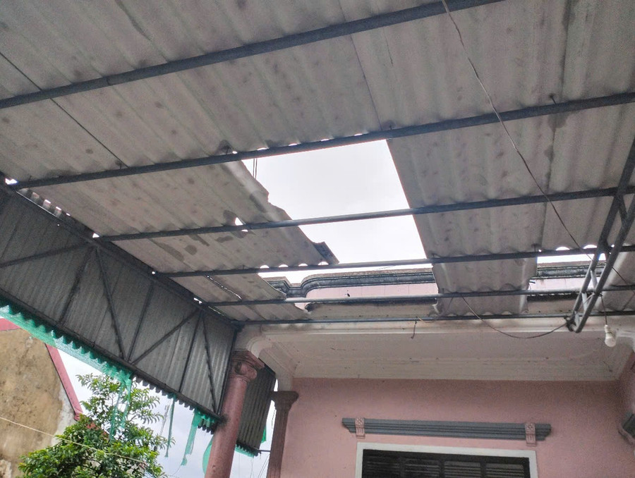 Nhiều nhà dân tại xã Cẩm Trung (huyện Cẩm Xuyên, Hà Tĩnh) bị tốc mái do ảnh hưởng của trận lốc xoáy. z6700047216932-46862c620d7fb8b5d076714fac4a7253.jpg