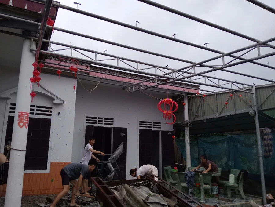 Nhà dân ở Hà Tĩnh bị hư hỏng do trận lốc xoáy chiều 12/6.
