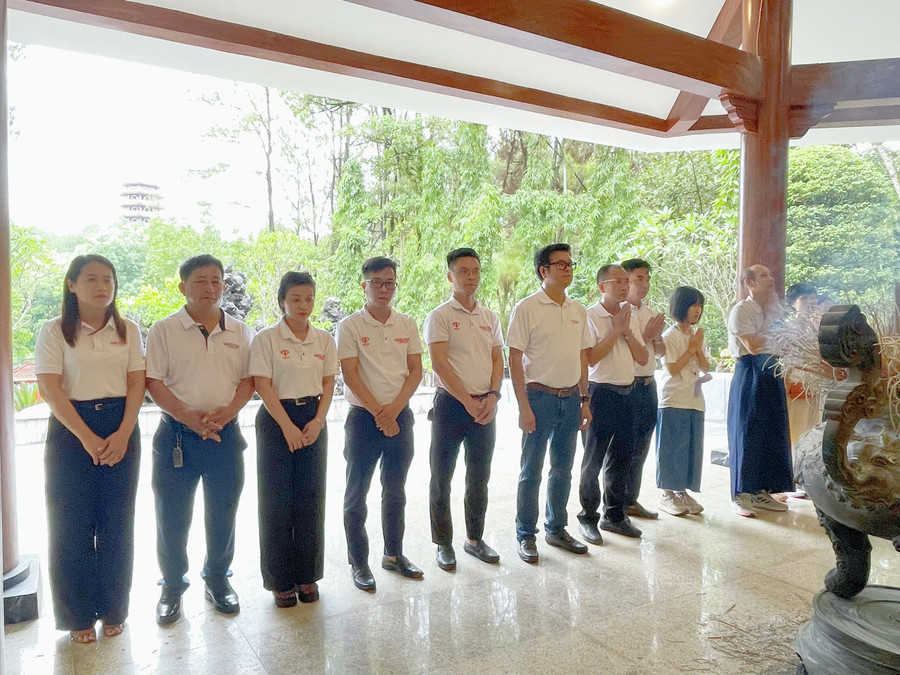 Văn phòng đại diện Báo GD&TĐ khu vực Bắc Trung Bộ thừa uỷ quyền của Ban Biên tập Báo GD&TĐ dâng hương tại Nhà bia tưởng niệm liệt sĩ Thanh niên xung phong (TNXP) toàn quốc. z6839777354492-11e5b94c8fd30602a29200a4839623c1.jpg