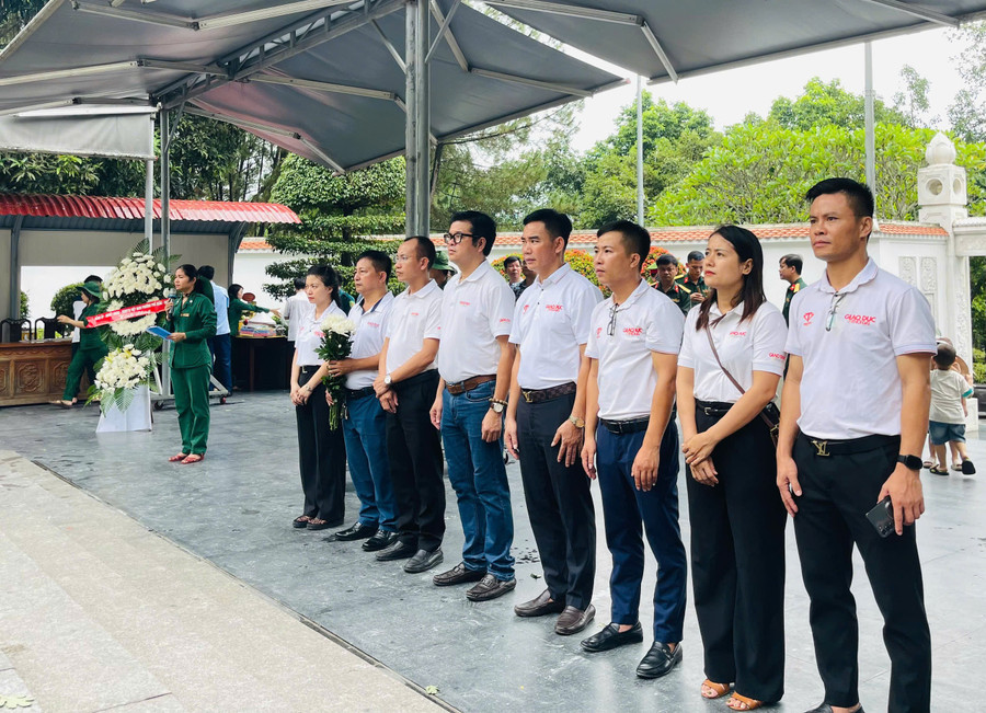 Cán bộ, phóng viên, nhân viên Báo Giáo dục và Thời đại dâng hương tại Khu di tích Ngã ba Đồng Lộc.