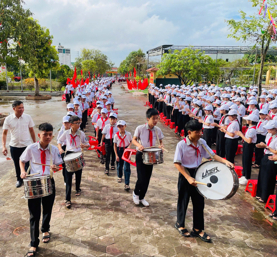 Học sinh Trường THCS tập nghi thức Đội chuẩn bị cho lễ khai giảng. z6975505777339-f82e8bcaba04b14ee0f4c42d4acb32f7.jpg