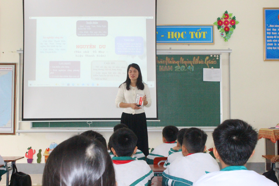 Giáo viên Trường Tiểu học Tiên Điền (xã Tiên Điền, Hà Tĩnh) ứng dụng công nghệ thông tin trong dạy học.