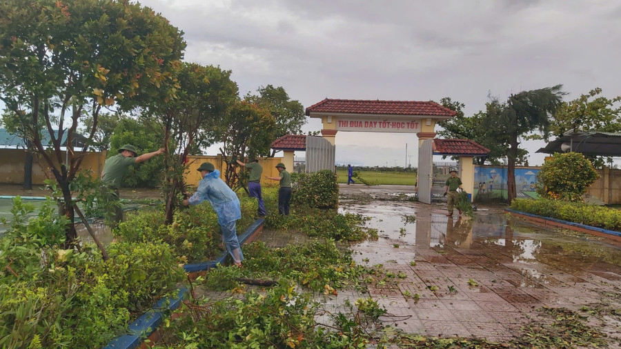 Chính quyền địa phương và công an xã Thạch Khê huy động lực lượng dọn dẹp các trường học bị thiệt hại sau bão. z6945981112693-2061fcc37b743bf1aa2184f7cd2fd1f3.jpg