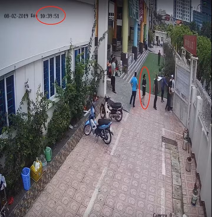 Camera ghi nhận vào lúc 10:39 ngày 2/8/2019, khi Công an quận Bắc Từ Liêm đang phá cổng để "giải cứu", thì bà Nguyễn Hồng Linh đứng xem tại cổng 3 – khi đó cổng đang mở toang, không hề có ai cản trở bà Linh đi lại trong khuôn viên tòa nhà TH1.