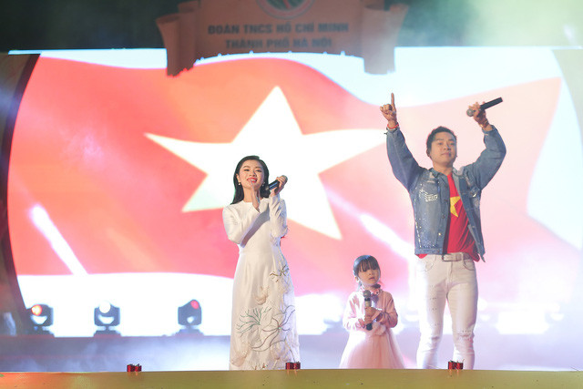 Ca sĩ Thu Hằng cùng ca sĩ Duy Khoa hát giao lưu ca khúc Niềm tin chiến thắng Ca sĩ Thu Hằng cùng ca sĩ Duy Khoa hát giao lưu ca khúc Niềm tin chiến thắng