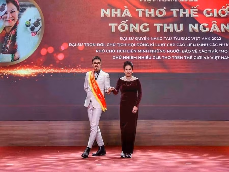 Bà Tống Thu Ngân (phải) lên nhận giải.