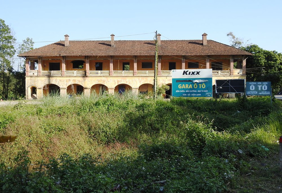 Bệnh viện Pháp thuộc di tích Khe Tù, ở phố Long Tiên, thị trấn Tiên Yên, nằm trên một gò đất ven sông, địa hình hiểm trở, độc đạo, xung quanh được bao bọc bởi các khe suối. Phía Nam giáp với quốc lộ 18, phía Bắc được bao bọc bởi một khe suối. Hiện nay, di tích Khe Tù nằm trong khu đất của Trung đoàn 42, Đoàn Kinh tế - Quốc phòng 327. Năm 1943, thực dân Pháp đã xây dựng một nhà tù lớn ở khu ven sông phố cũ gần thị trấn Tiên Yên với cái tên Khe Tù. Nơi này được bố trí rất kiên cố với 2 hệ thống nhà giam. Khu nhà giam này có một hành lang ở giữa, hai bên là hai dãy nhà được chia thành các ngăn nhỏ để nhốt tù nhân… Ngoài những buồng giam, nhà tù, Pháp còn cho xây dựng bốn máy chém. Bên cạnh là hầm ngầm để nhốt những tù nhân mà thực dân Pháp cho là cộng sản để hôm sau chém đầu. Bệnh viện Pháp thuộc di tích Khe Tù, ở phố Long Tiên, thị trấn Tiên Yên, nằm trên một gò đất ven sông, địa hình hiểm trở, độc đạo, xung quanh được bao bọc bởi các khe suối. Phía Nam giáp với quốc lộ 18, phía Bắc được bao bọc bởi một khe suối. Hiện nay, di tích Khe Tù nằm trong khu đất của Trung đoàn 42, Đoàn Kinh tế - Quốc phòng 327. Năm 1943, thực dân Pháp đã xây dựng một nhà tù lớn ở khu ven sông phố cũ gần thị trấn Tiên Yên với cái tên Khe Tù. Nơi này được bố trí rất kiên cố với 2 hệ thống nhà giam. Khu nhà giam này có một hành lang ở giữa, hai bên là hai dãy nhà được chia thành các ngăn nhỏ để nhốt tù nhân… Ngoài những buồng giam, nhà tù, Pháp còn cho xây dựng bốn máy chém. Bên cạnh là hầm ngầm để nhốt những tù nhân mà thực dân Pháp cho là cộng sản để hôm sau chém đầu.