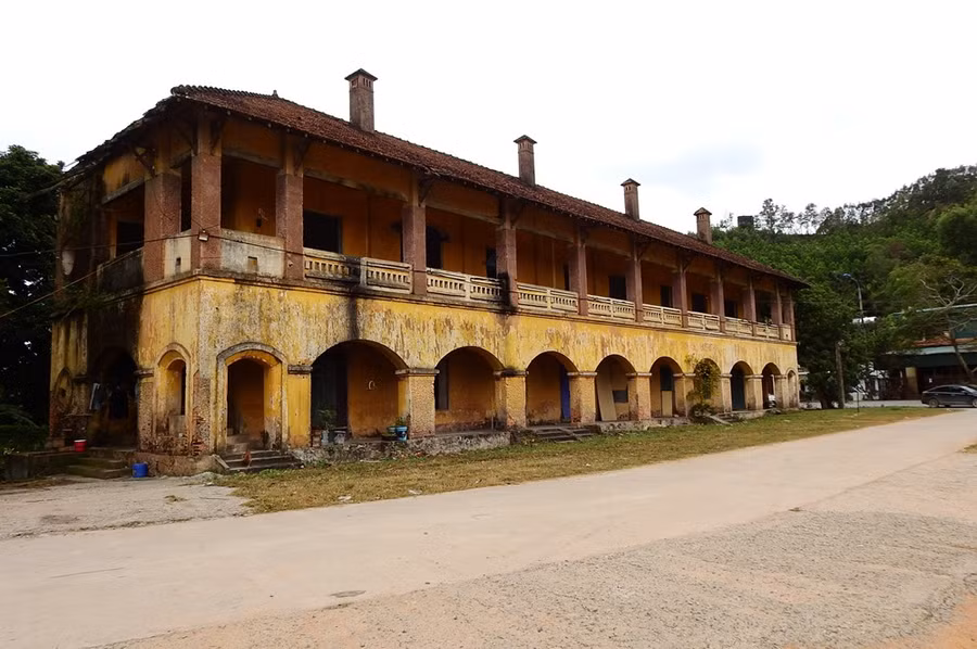 Được xếp hạng di tích lịch sử cấp tỉnh ngày 13/12/2011, Khe Tù trở thành "địa chỉ đỏ" để giáo dục truyền thống yêu nước, tinh thần đấu tranh bất khuất của các chiến sĩ cách mạng thời kỳ chống thực dân Pháp. Tuy nhiên, trải qua thời gian, hầu hết công trình trong di tích này đã bị phá hủy, hư hỏng nặng. Cái hiện diện rõ nhất là Bệnh viện Pháp xây gồm 3 tòa nhà, giờ đang xuống cấp nghiêm trọng. Được xếp hạng di tích lịch sử cấp tỉnh ngày 13/12/2011, Khe Tù trở thành "địa chỉ đỏ" để giáo dục truyền thống yêu nước, tinh thần đấu tranh bất khuất của các chiến sĩ cách mạng thời kỳ chống thực dân Pháp. Tuy nhiên, trải qua thời gian, hầu hết công trình trong di tích này đã bị phá hủy, hư hỏng nặng. Cái hiện diện rõ nhất là Bệnh viện Pháp xây gồm 3 tòa nhà, giờ đang xuống cấp nghiêm trọng.