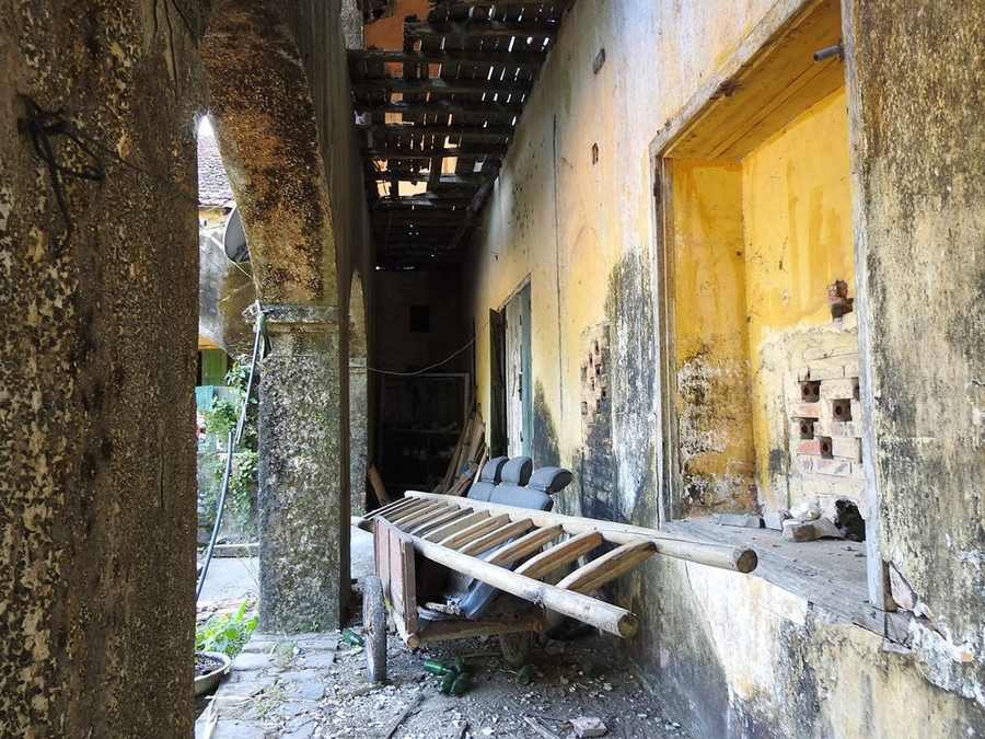 Hành lang nhếch nhác được chất đầy đồ đạc. Hành lang nhếch nhác được chất đầy đồ đạc.