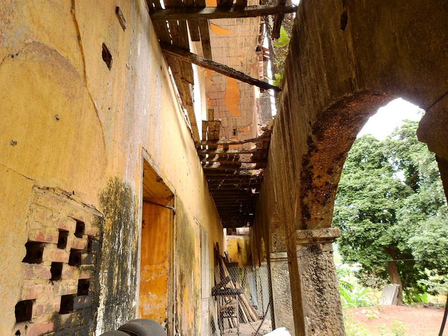 Khu vực hành lang tầng hai bị đổ sập, các khúc gỗ mục nằm ngổn ngang lên nhau. Khu vực hành lang tầng hai bị đổ sập, các khúc gỗ mục nằm ngổn ngang lên nhau.