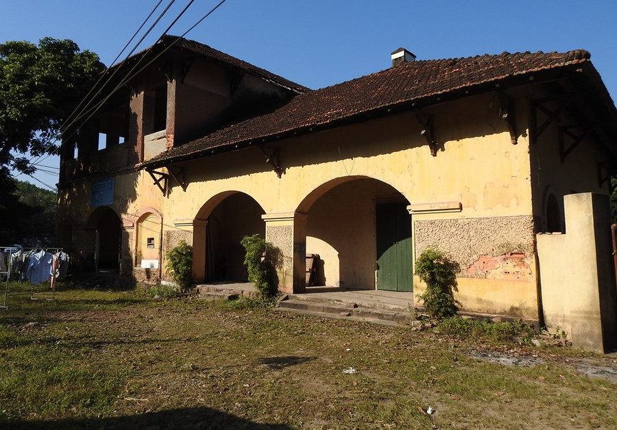 Dãy nhà thứ hai nối với dãy nhà thứ nhất thành một góc vuông. Ba dãy nhà này được xây theo kiểu giống nhau, mang đậm nét văn hóa, kiến trúc Pháp với hệ thống cửa vòm độc đáo khác biệt với những kiến trúc khác. Cả ba dãy nhà đều nằm cạnh quốc lộ 18. Dãy nhà thứ hai nối với dãy nhà thứ nhất thành một góc vuông. Ba dãy nhà này được xây theo kiểu giống nhau, mang đậm nét văn hóa, kiến trúc Pháp với hệ thống cửa vòm độc đáo khác biệt với những kiến trúc khác. Cả ba dãy nhà đều nằm cạnh quốc lộ 18.