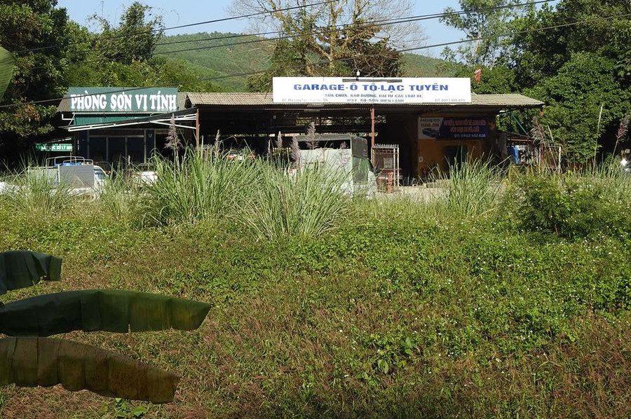 Bên trong di tích xuất hiện một xưởng sửa chữa ô tô nằm cạnh Bệnh viện Pháp đã hoạt động từ nhiều năm nay nhưng không bị xử lý. Bên trong di tích xuất hiện một xưởng sửa chữa ô tô nằm cạnh Bệnh viện Pháp đã hoạt động từ nhiều năm nay nhưng không bị xử lý.