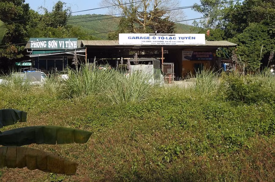 Bên trong di tích xuất hiện một xưởng sửa chữa ô tô nằm cạnh Bệnh viện Pháp đã hoạt động từ nhiều năm nay nhưng không bị xử lý.