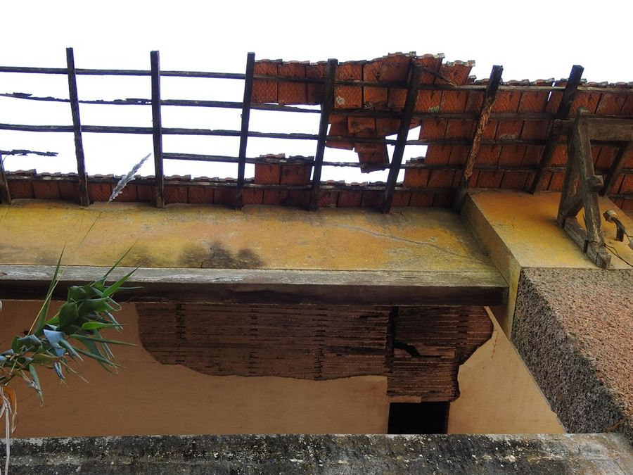 Những viên ngói lơ lửng trên mái, có thể rơi xuống bất cứ lúc nào. Những viên ngói lơ lửng trên mái, có thể rơi xuống bất cứ lúc nào.