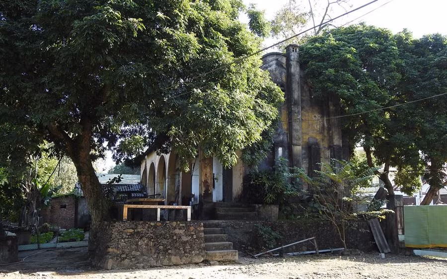 Một dãy nhà khác nằm cạnh hai dãy nhà còn lại. Dãy nhà này cũng bị chiếm dụng làm nơi để đồ đạc. Lãnh đạo huyện Tiên Yên cho biết, công trình và đất của di tích thuộc quản lý của Bộ Quốc phòng. “Huyện cũng đã nhiều lần đề xuất bàn giao đất và công trình về cho huyện quản lý, sau đó huyện sẽ bỏ tiền ra tu bổ tôn tạo và bảo tồn, nhưng phía Bộ Quốc phòng không đồng ý”, vị này nói. Theo vị này, hiện huyện đang phối hợp với Đoàn Kinh tế - Quốc phòng 327 đề xuất cấp có thẩm quyền giải quyết vướng mắc về đất đai, gắn với phục dựng, bảo tồn và phát huy giá trị di tích lịch sử Khe Tù thành nơi tham quan, giáo dục truyền thống. Một dãy nhà khác nằm cạnh hai dãy nhà còn lại. Dãy nhà này cũng bị chiếm dụng làm nơi để đồ đạc. Lãnh đạo huyện Tiên Yên cho biết, công trình và đất của di tích thuộc quản lý của Bộ Quốc phòng. “Huyện cũng đã nhiều lần đề xuất bàn giao đất và công trình về cho huyện quản lý, sau đó huyện sẽ bỏ tiền ra tu bổ tôn tạo và bảo tồn, nhưng phía Bộ Quốc phòng không đồng ý”, vị này nói. Theo vị này, hiện huyện đang phối hợp với Đoàn Kinh tế - Quốc phòng 327 đề xuất cấp có thẩm quyền giải quyết vướng mắc về đất đai, gắn với phục dựng, bảo tồn và phát huy giá trị di tích lịch sử Khe Tù thành nơi tham quan, giáo dục truyền thống.