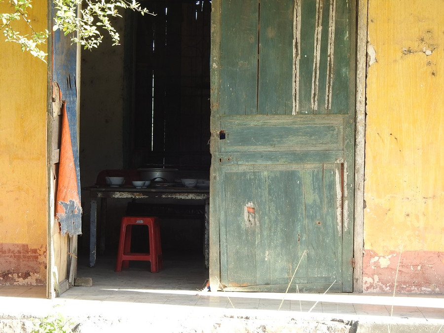 Ngoài việc công trình bị xuống cấp nghiêm trọng, tầng một của công trình có nhiều gian phòng bị chiếm dụng thành nơi ở của công nhân xưởng sửa chữa ôtô ngay trong khu di tích. Ngoài việc công trình bị xuống cấp nghiêm trọng, tầng một của công trình có nhiều gian phòng bị chiếm dụng thành nơi ở của công nhân xưởng sửa chữa ôtô ngay trong khu di tích.