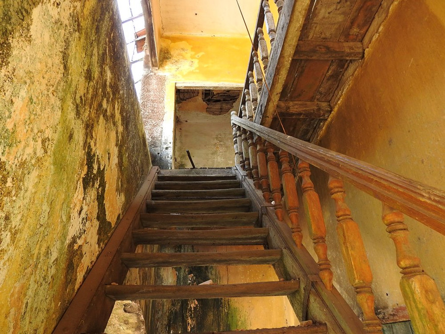 Cầu thang lên tầng hai của một tòa nhà làm bằng gỗ đã mục nát. Cầu thang lên tầng hai của một tòa nhà làm bằng gỗ đã mục nát.