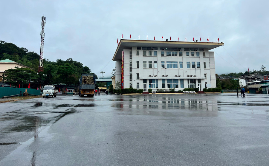 “Thời gian này cư dân biên giới chuẩn bị nghỉ Tết Nguyên đán Quý Mão 2023 nên chắc phải hơn tháng nữa hoạt động thông quan mới có thể ổn định. Hiện tại các lực lượng chức năng vẫn duy trì người làm việc bình thường”, lãnh đạo Chi cục Hải quan Cửa khẩu Bắc Phong Sinh nói. “Thời gian này cư dân biên giới chuẩn bị nghỉ Tết Nguyên đán Quý Mão 2023 nên chắc phải hơn tháng nữa hoạt động thông quan mới có thể ổn định. Hiện tại các lực lượng chức năng vẫn duy trì người làm việc bình thường”, lãnh đạo Chi cục Hải quan Cửa khẩu Bắc Phong Sinh nói.