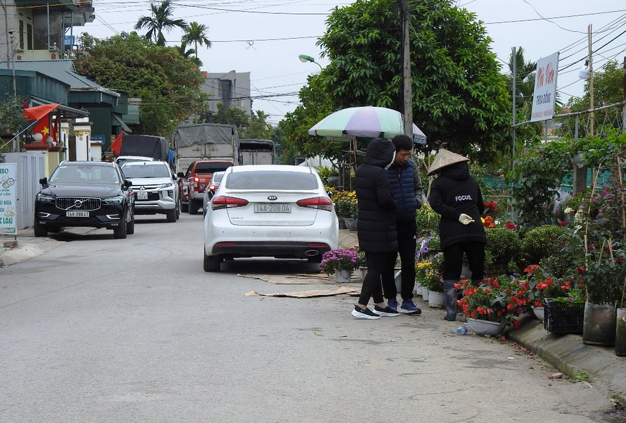 Con đường vào làng hoa Đồng Chè những ngày này luôn tấp nập xe ô tô cá nhân và xe tải của thương lái vào để mua hoa. Con đường vào làng hoa Đồng Chè những ngày này luôn tấp nập xe ô tô cá nhân và xe tải của thương lái vào để mua hoa.
