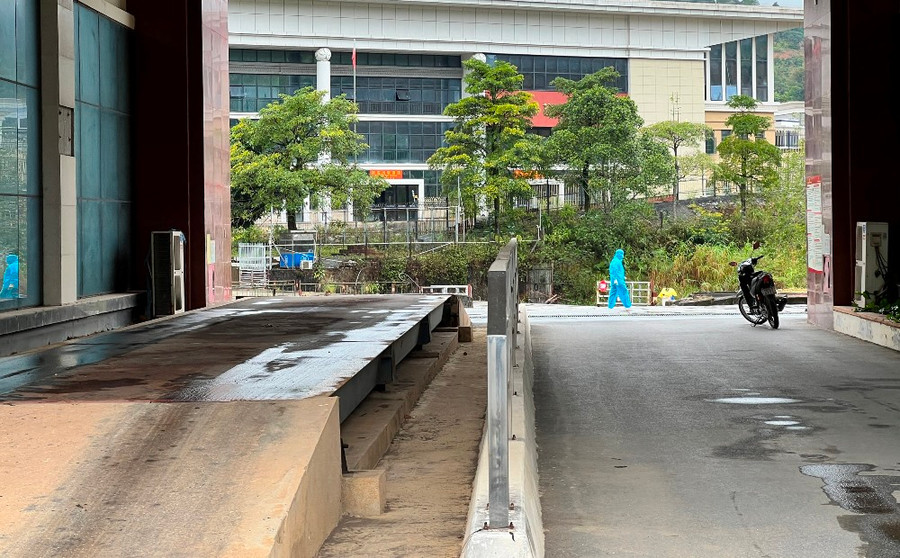 Trước đó, do ảnh hưởng của dịch bệnh Covid-19, cửa khẩu Bắc Phong Sinh bị "đóng băng" do phía Trung Quốc áp dụng chính sách “zero Covid”. Trước đó, do ảnh hưởng của dịch bệnh Covid-19, cửa khẩu Bắc Phong Sinh bị "đóng băng" do phía Trung Quốc áp dụng chính sách “zero Covid”.