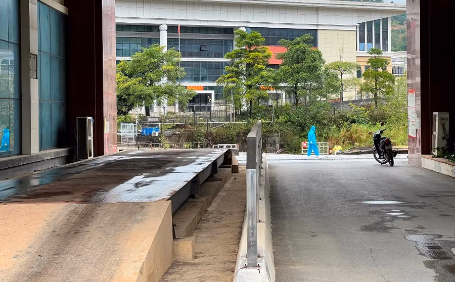 Trước đó, do ảnh hưởng của dịch bệnh Covid-19, cửa khẩu Bắc Phong Sinh bị "đóng băng" do phía Trung Quốc áp dụng chính sách “zero Covid”. Trước đó, do ảnh hưởng của dịch bệnh Covid-19, cửa khẩu Bắc Phong Sinh bị "đóng băng" do phía Trung Quốc áp dụng chính sách “zero Covid”.
