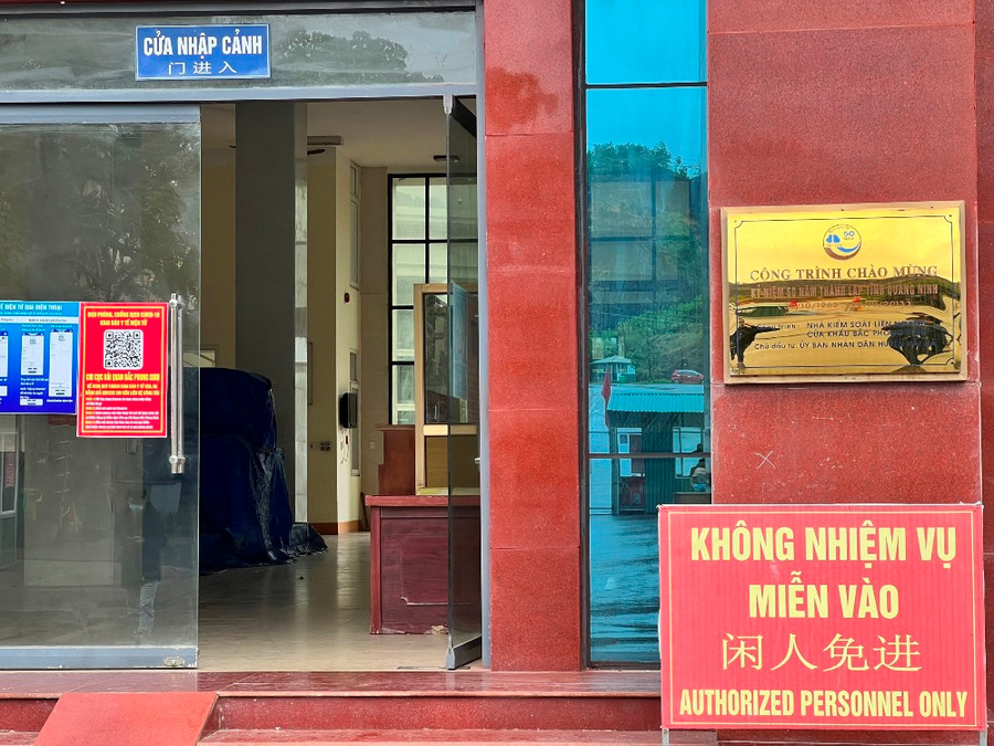 Khu vực làm thủ tục nhập cảnh không một bóng người. Khu vực làm thủ tục nhập cảnh không một bóng người.